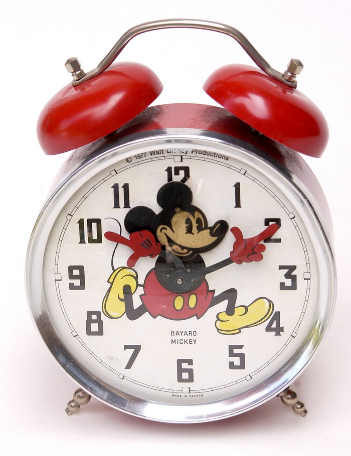Réveil animé à l’effigie de Mickey Mouse, dont les bras forment les aiguilles